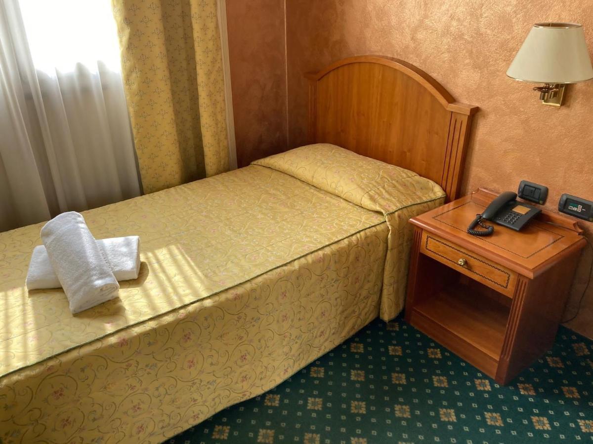 Hotel Visconti メルツォ エクステリア 写真