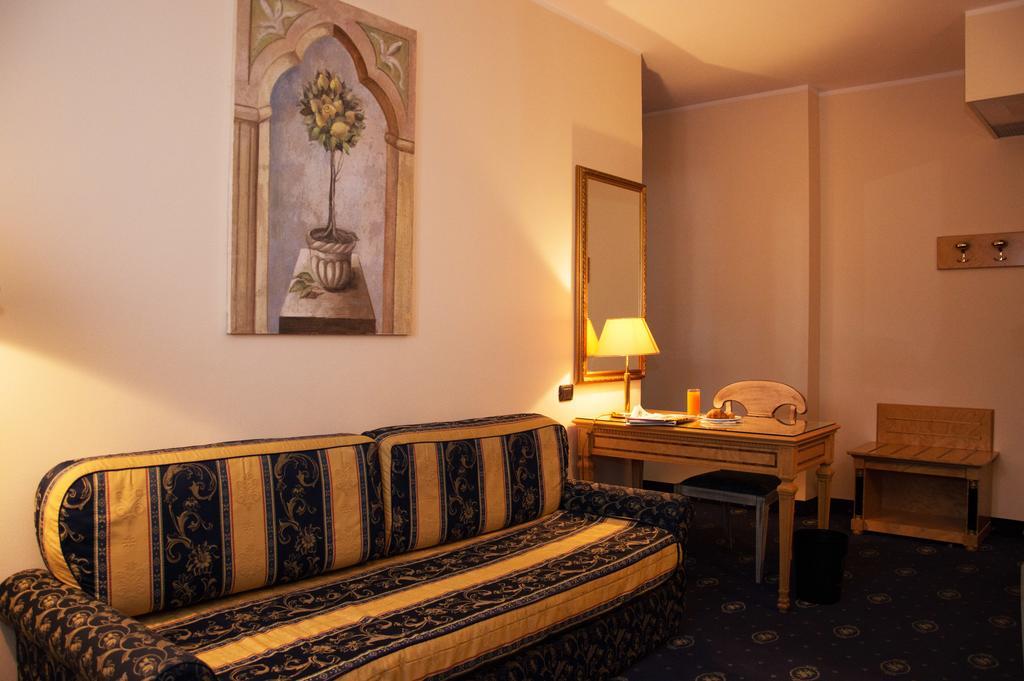 Hotel Visconti メルツォ エクステリア 写真